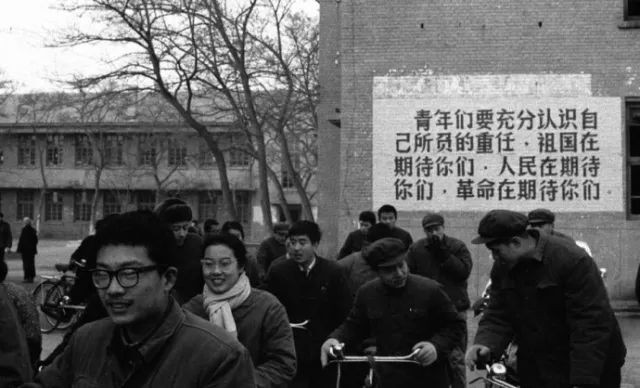1977年，我國恢復高考。圖為在北京高考考點外的標語。